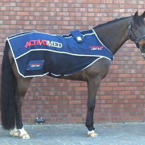 Couverture Activomed Impulseline Light One posee sur un cheval