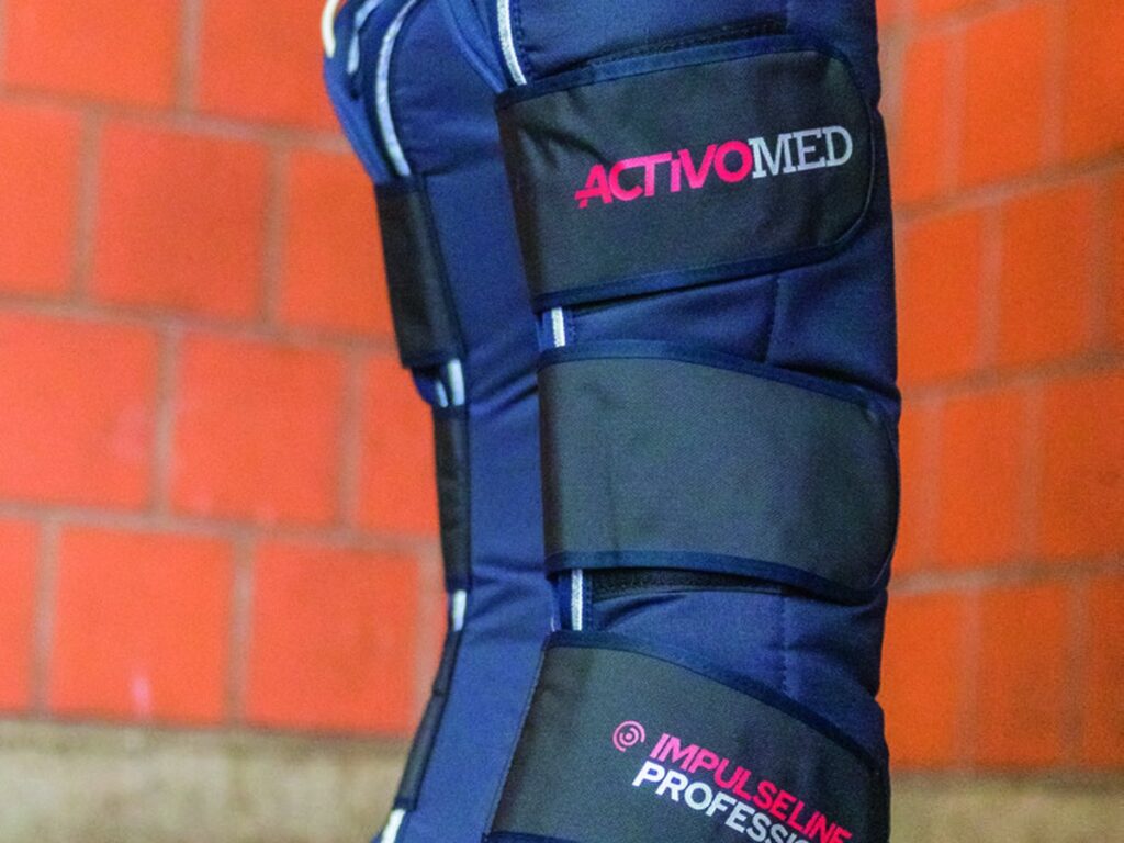Détail d'une guêtre Activomed Impulseline Professionnel posée sur un antérieur