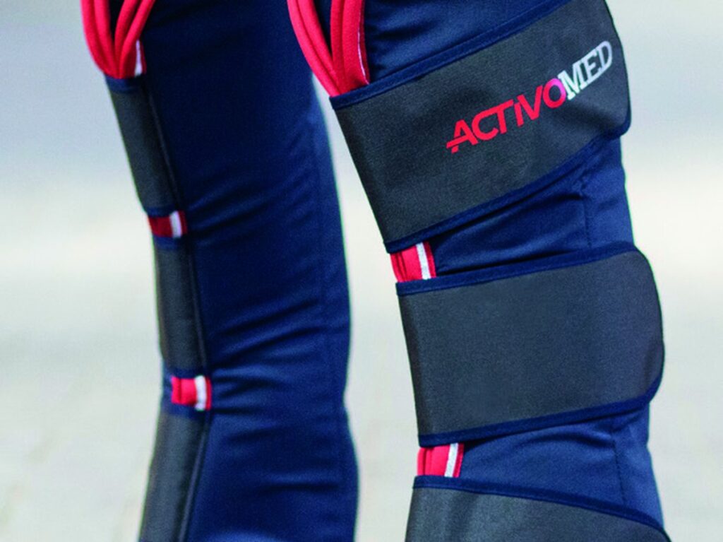 Guêtres Activomed Impulseline Relax posées sur les postérieurs