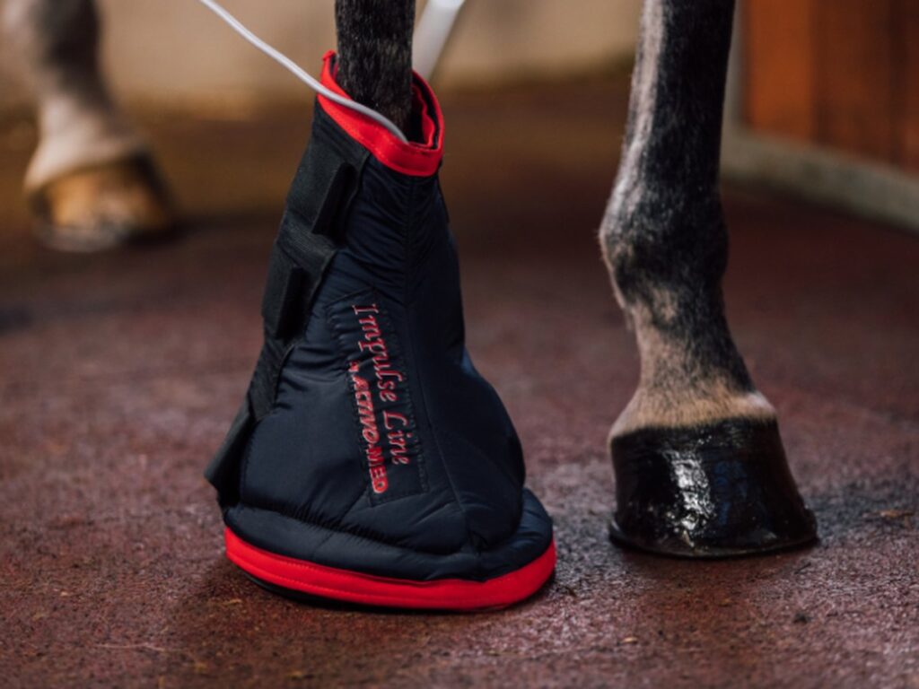 Détail du Hoofboot Activomed Impulseline enveloppant le sabot jusqu'au boulet