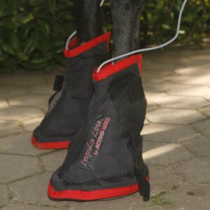 Le Hoofboot Activomed Impulseline enveloppant les sabots d'un cheval
