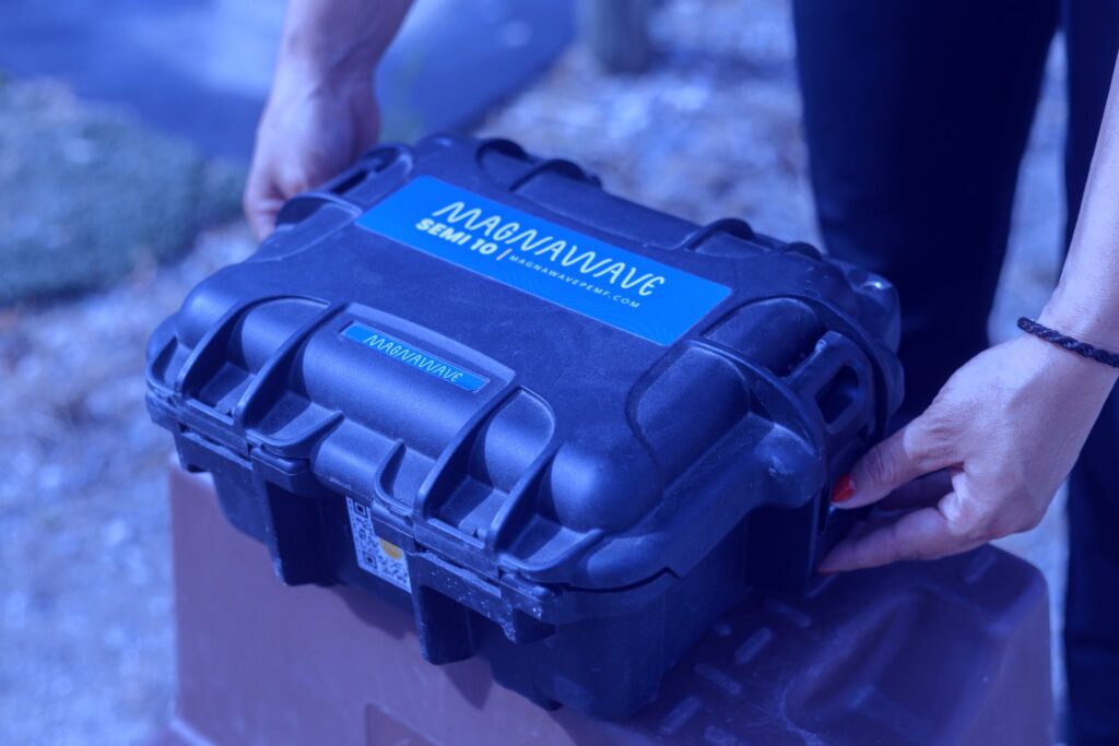 Boitier de commande MagnaWave transporte a la main