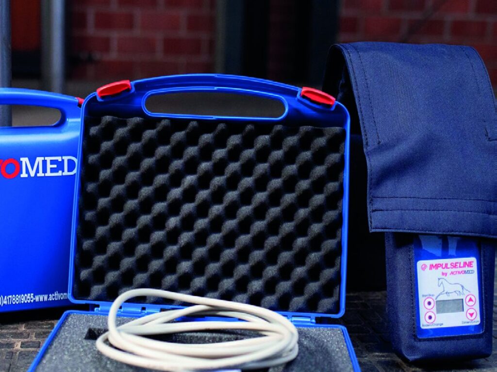 Coffret de transport Activomed avec le boîtier de commande Compact et l'appareil à main WLP