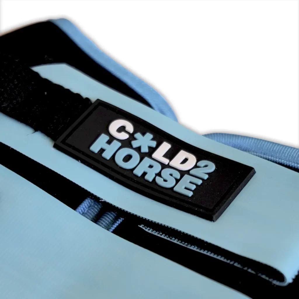 Détail du logo et de la fermeture d'une cloche Cold2Horse CryoBell Boots