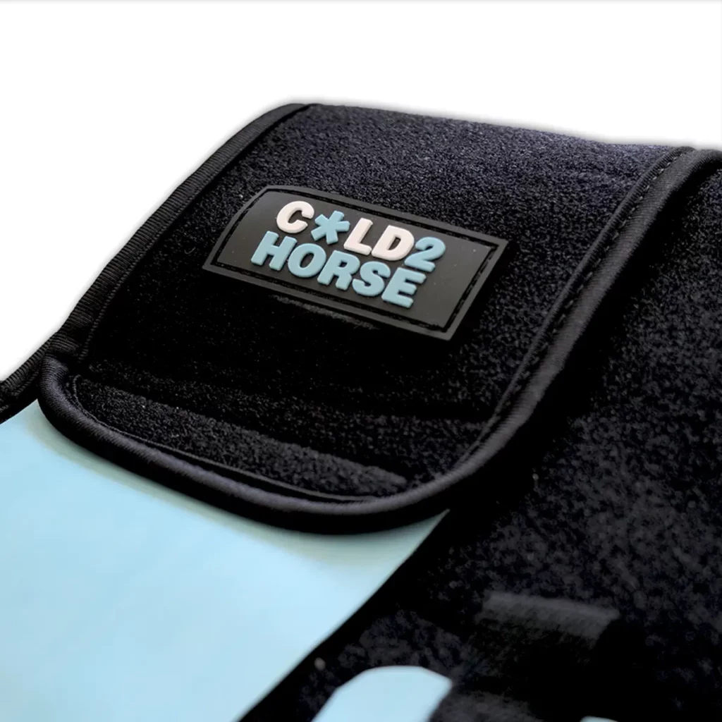 Détail du logo et de la bande de fermeture de la protection Cold2Horse CryoStifle