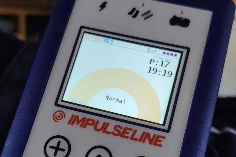 Nouveau boîtier numérique Activomed Impulseline branché, écran affichant le programme 17, le temps restant et le niveau de batterie